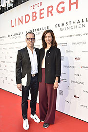 Dr. Roger Diederen (Direktor der Kunsthalle München), Marlene Taschen Eröffnung der Ausstellung "Peter Lindbergh. From Fashion to Reality" in der Kunsthalle München am 11.04.2017 Foto: BrauerPhotos / S.Brauer fuer die Kunsthalle Muenchen